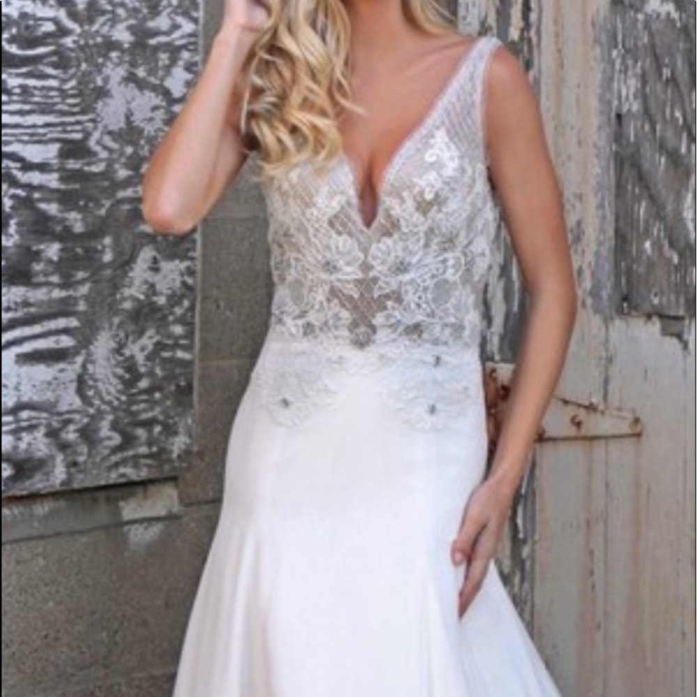 Wedding dress With v-neckline